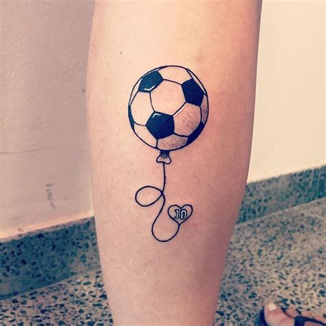 tatuajes de ftbol chiquitos|10 Tatuajes pequeños de fútbol para proclamar tu amor por el。